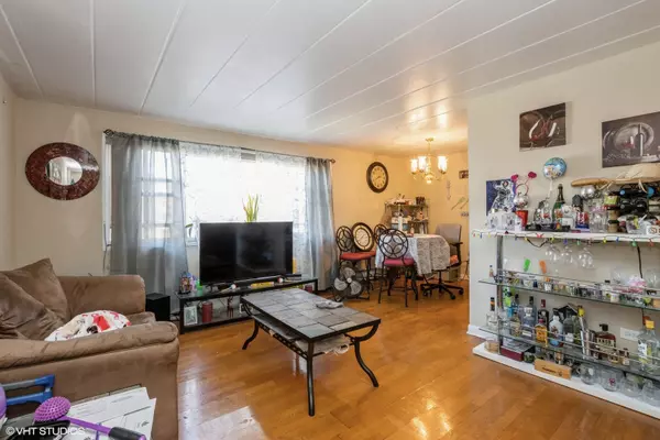 Chicago, IL 60659,6160 N Damen AVE #304