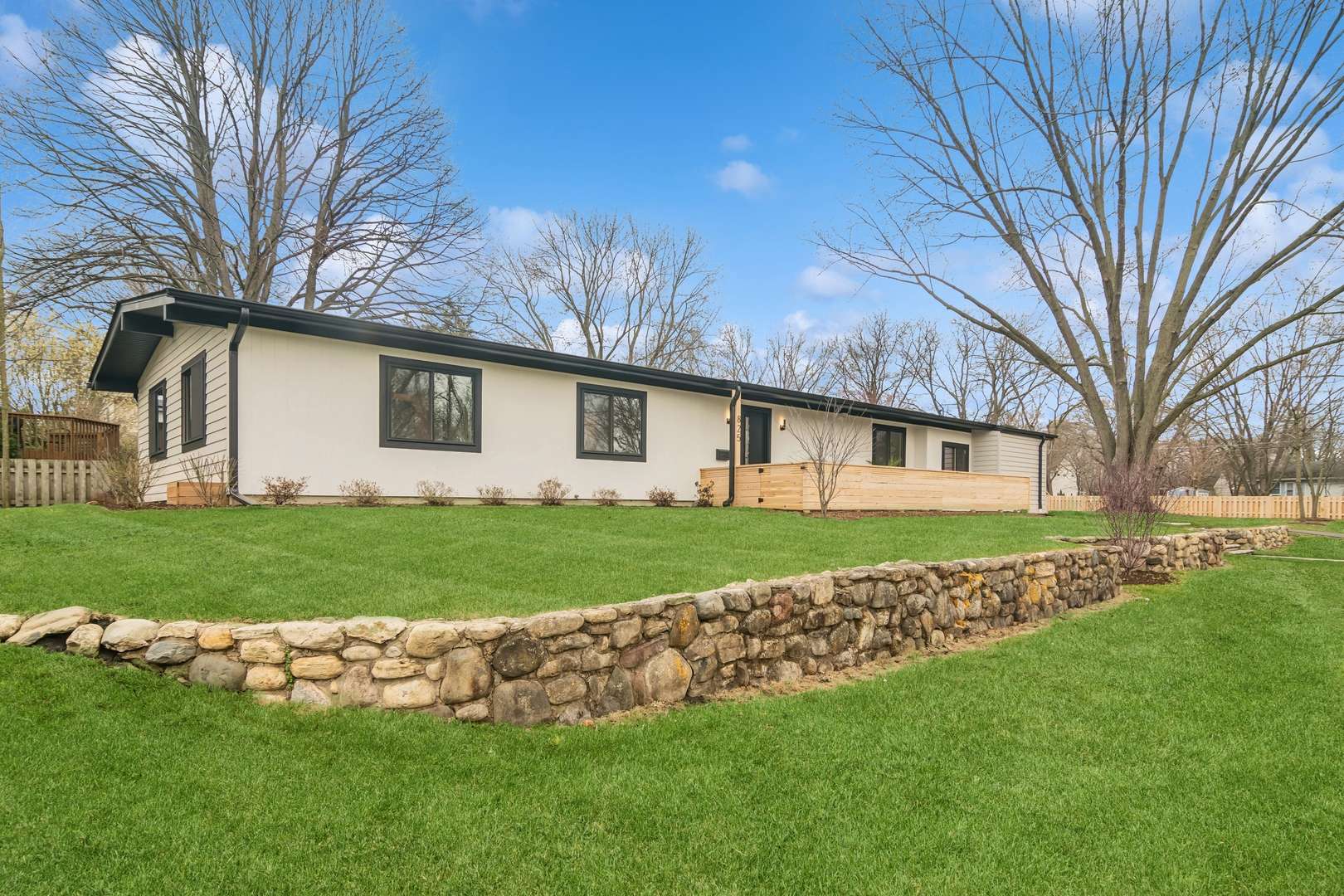 825 Warwick AVE, Barrington, IL 60010