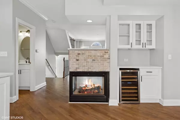 Naperville, IL 60540,864 Shandrew DR
