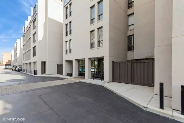 Winnetka, IL 60093,640 Winnetka Mews #307