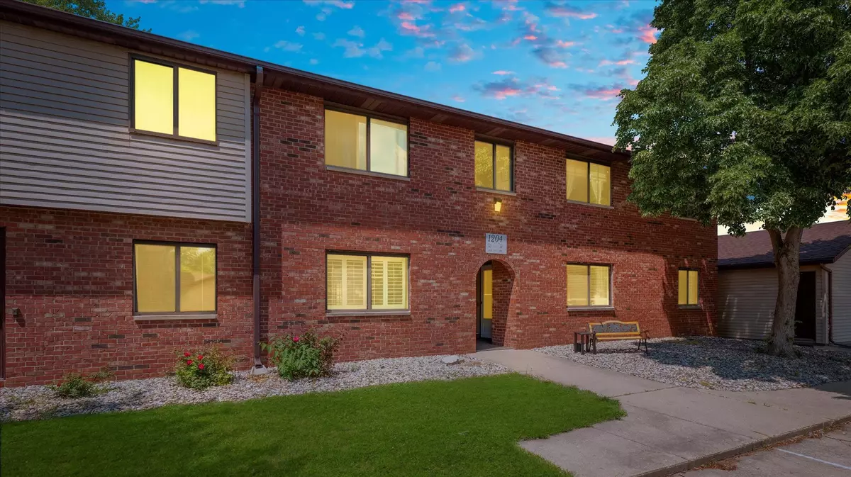 Urbana, IL 61802,1204 Dean DR #3