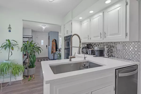 Palatine, IL 60067,886 W Palatine RD