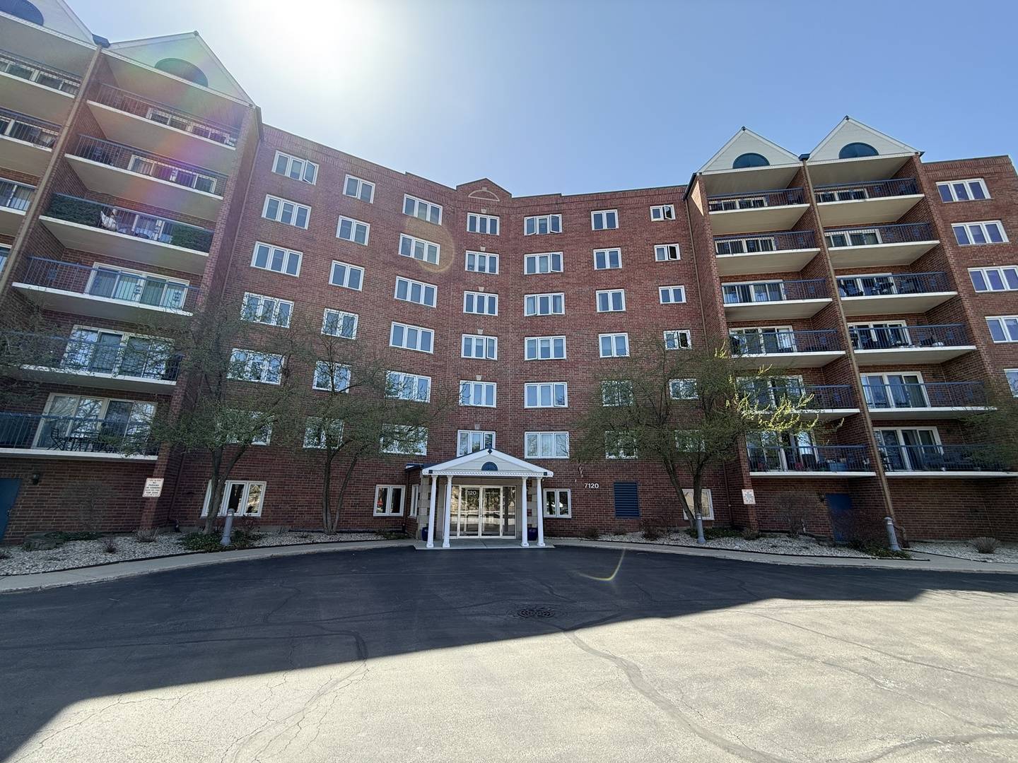 7120 N Milwaukee AVE #305, Niles, IL 60714
