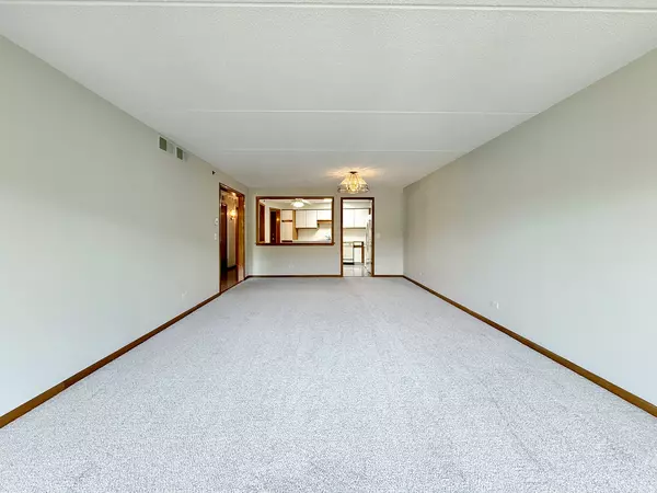 Niles, IL 60714,7120 N Milwaukee AVE #305