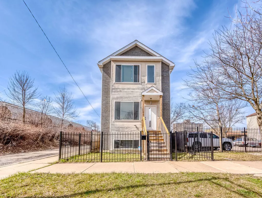 Chicago, IL 60624,400 N Trumbull AVE