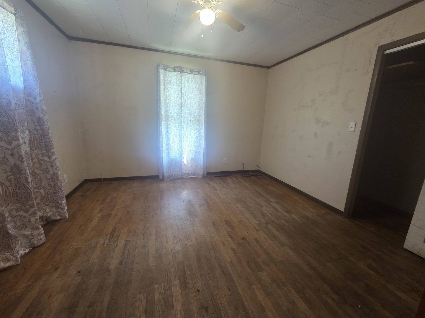 Villa Grove, IL 61956,301 S Walnut ST