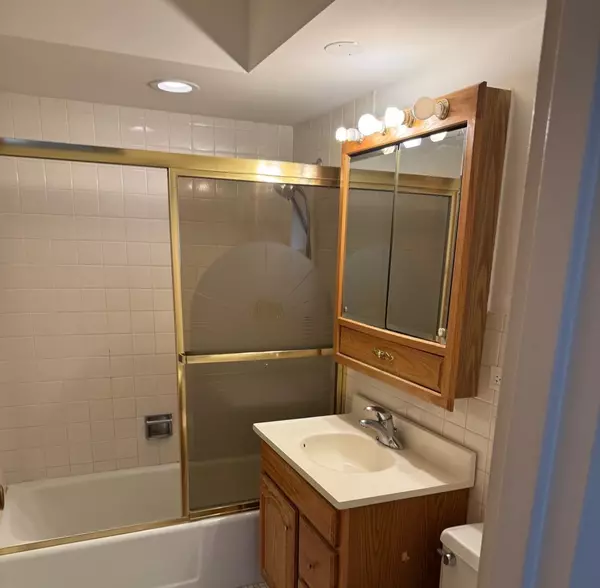 Chicago, IL 60618,4036 N California AVE #303