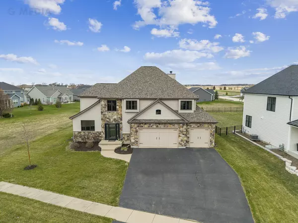 1117 Heron Creek DR, Sycamore, IL 60178