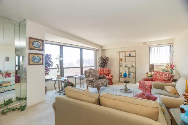 Chicago, IL 60615,5050 S East End AVE #7D