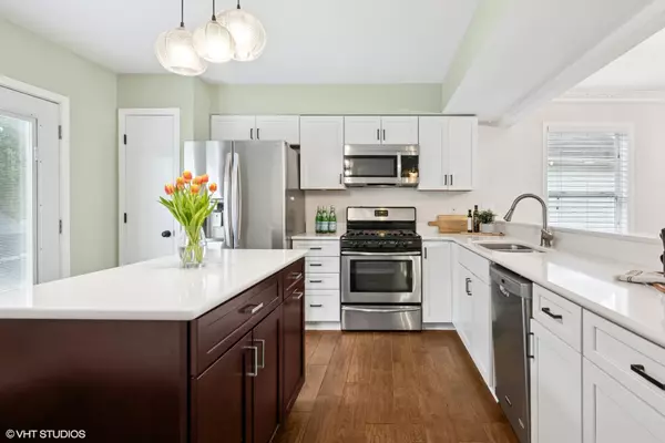 Aurora, IL 60506,2421 Deerfield DR