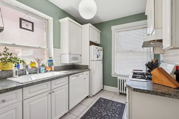 Evanston, IL 60202,936 Hinman AVE #1S