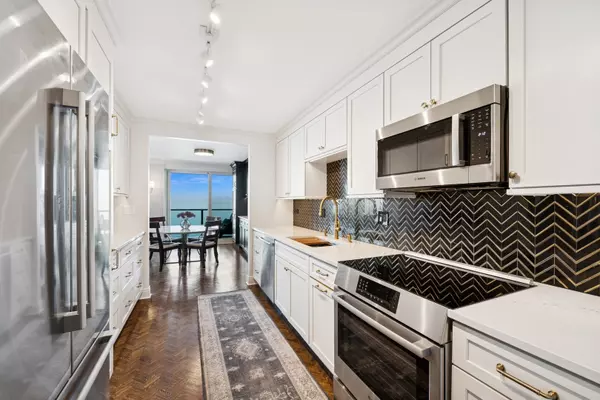 Wilmette, IL 60091,1630 Sheridan RD #8K