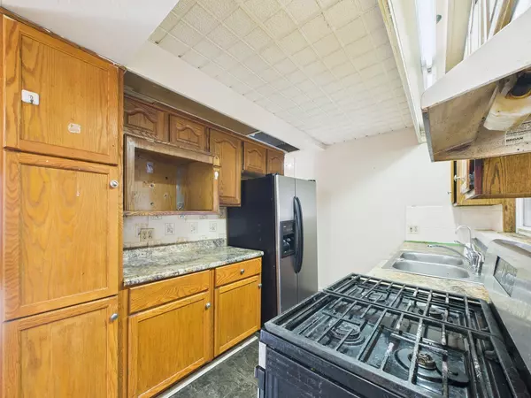 Lyons, IL 60534,8718 Plainfield RD