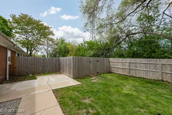 Carol Stream, IL 60188,565 E Saint Charles RD