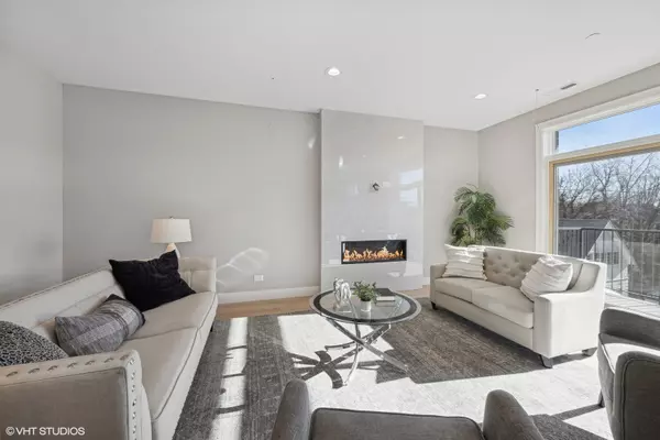 Oak Park, IL 60302,715 South BLVD #203