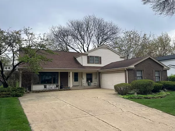 1550 Chickasaw DR, Naperville, IL 60563