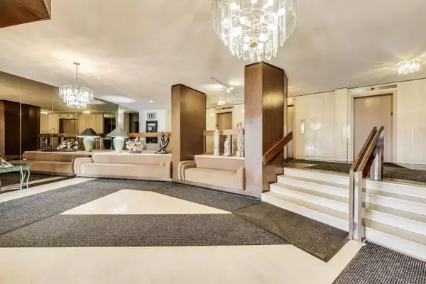 Chicago, IL 60645,7061 N Kedzie AVE #1001