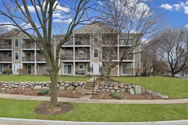 104 E Winchester RD #E,  Libertyville,  IL 60048