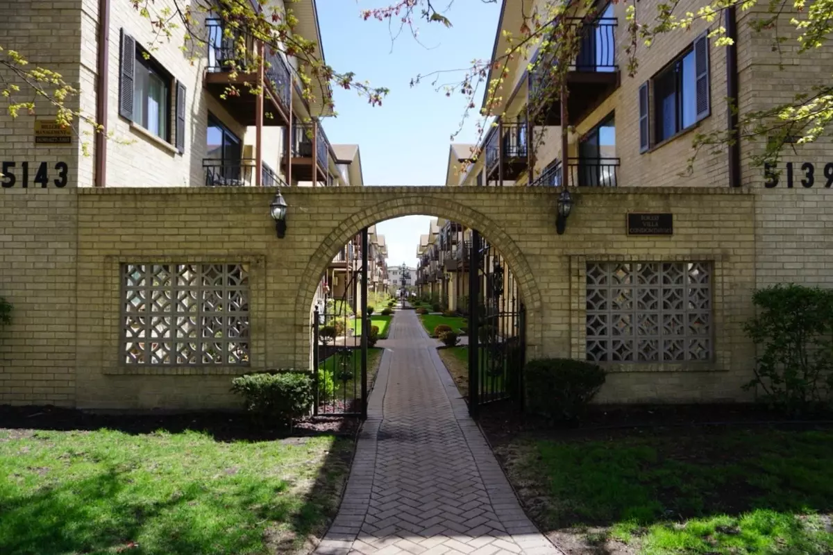 Chicago, IL 60656,5143 N East River RD #355-D