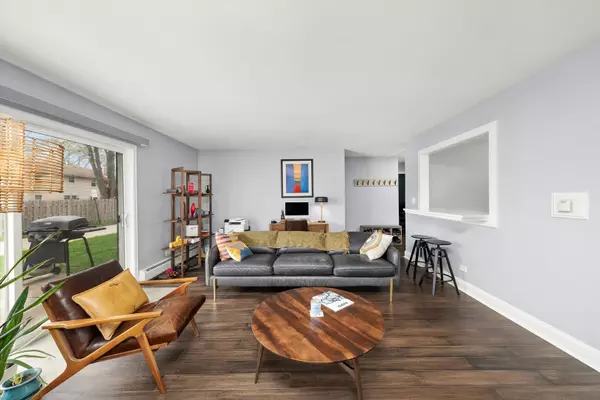 Arlington Heights, IL 60005,711 E Falcon DR #E102