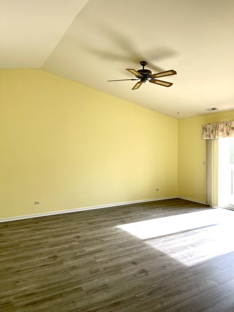Vernon Hills, IL 60061,1266 N Regency DR #387