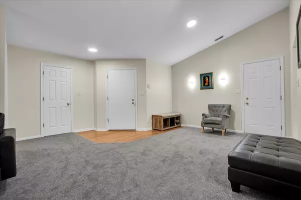 Deerfield, IL 60015,970 Ivy LN #C