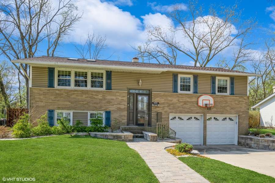 907 E Schirra DR, Palatine, IL 60074