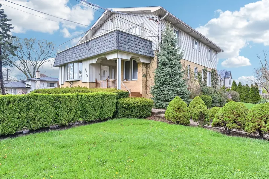 1420 Oakton ST, Park Ridge, IL 60068