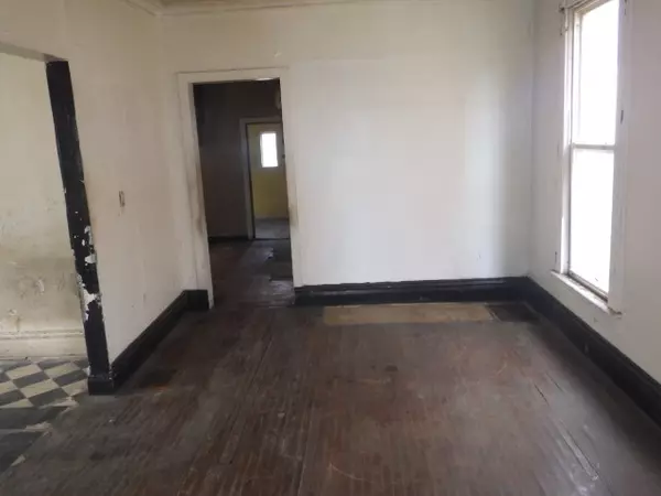 Chicago, IL 60628,10916 S Wabash AVE