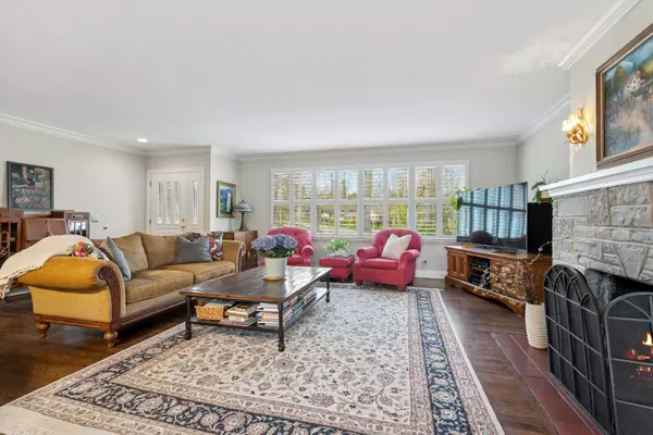 Lake Bluff, IL 60044,214 E Woodland RD E