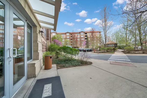 Skokie, IL 60077,9350 N SKOKIE BLVD #303