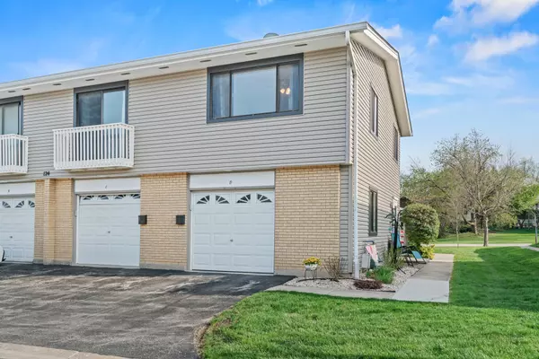 124 Fairlane CT #D, Bloomingdale, IL 60108