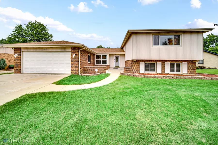 817 Kings Point DR W, Addison, IL 60101