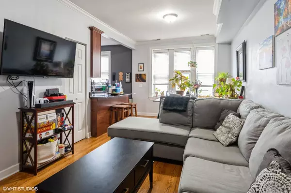 Chicago, IL 60657,534 W Belmont AVE #2S