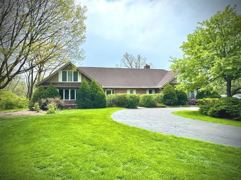 951 Hillcrest RD, Elgin, IL 60123