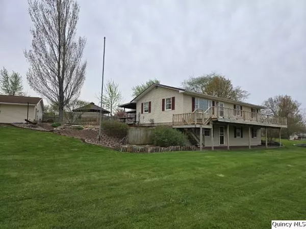 704 Orchard LN, Carthage, IL 62321