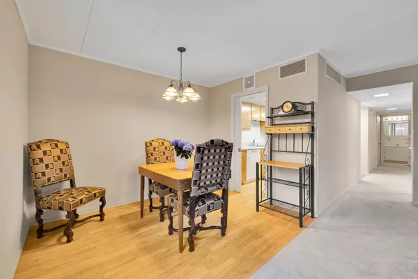 Downers Grove, IL 60515,2900 Maple AVE #5A