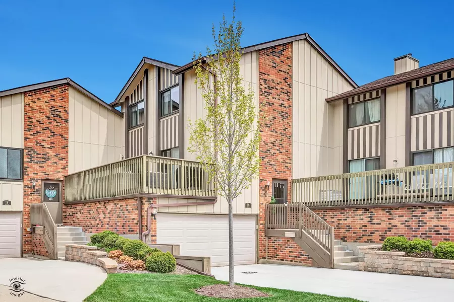 16 Lakeview CT, Willowbrook, IL 60527