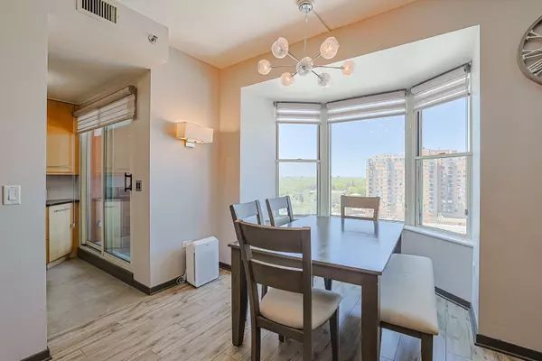 Arlington Heights, IL 60005,77 S Evergreen AVE #1004