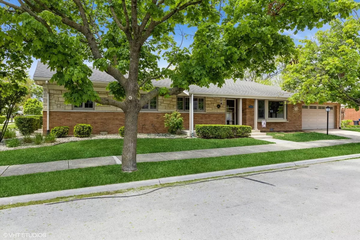 La Grange Park, IL 60526,221 Huntington CT