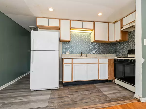 Chicago, IL 60649,2720 E 76th PL