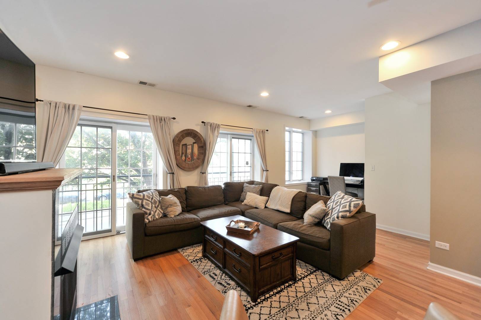 Chicago, IL 60622,1521 N ASHLAND AVE #2