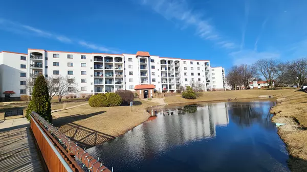 375 PLUM CREEK DR #108, Wheeling, IL 60090