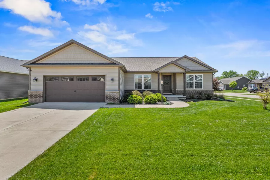 2001 Kinley DR, Mahomet, IL 61853