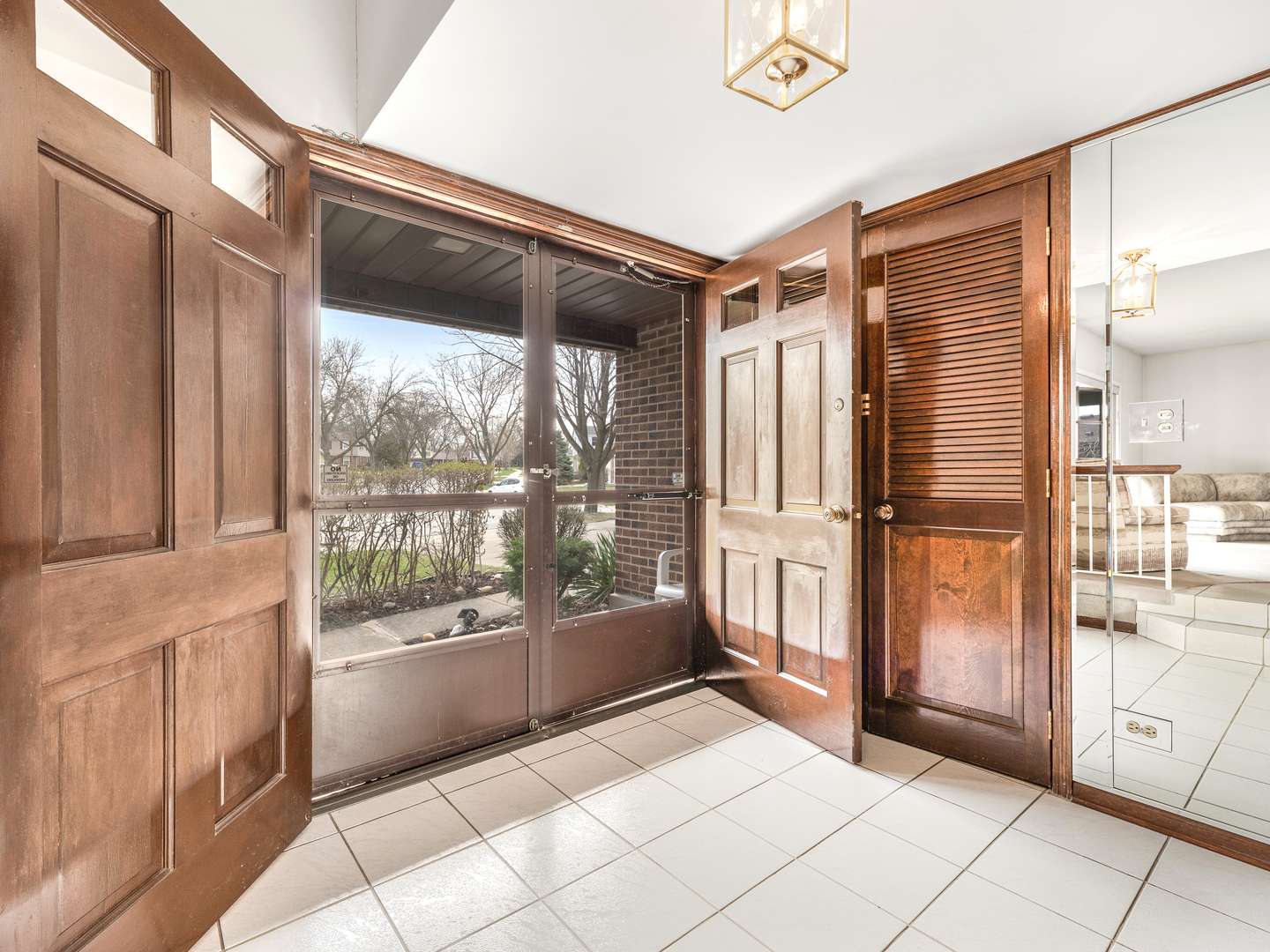 Arlington Heights, IL 60005,1602 S Surrey LN