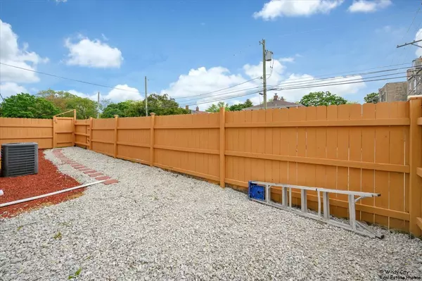 Chicago, IL 60660,6227 N Ravenswood AVE