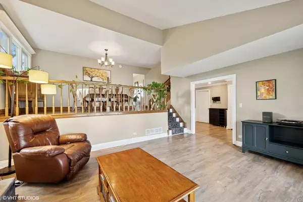 Schaumburg, IL 60193,223 Hickory LN