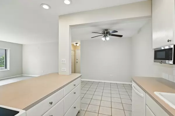 Willowbrook, IL 60527,6186 Pinewood CT #102