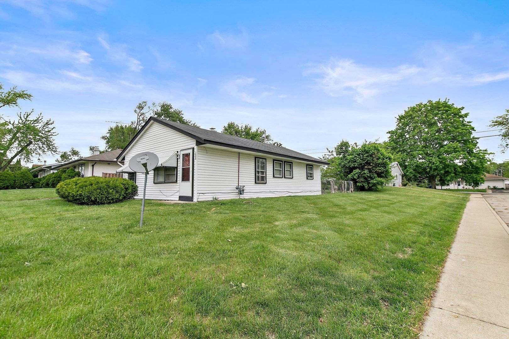 Carpentersville, IL 60110,1025 Chippewa CIR