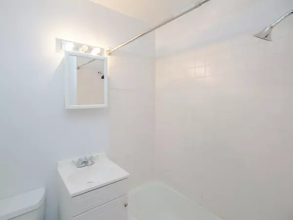 Chicago, IL 60610,1504 N Dearborn Pkwy #402